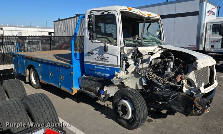 image for item EM7034 2017 Hino   268 flatbed truck