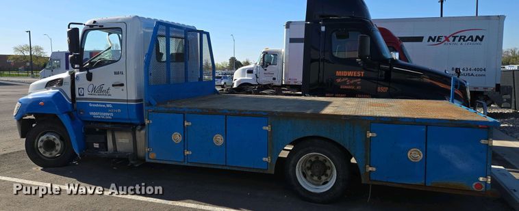 image for item EM7034 2017 Hino   268 flatbed truck