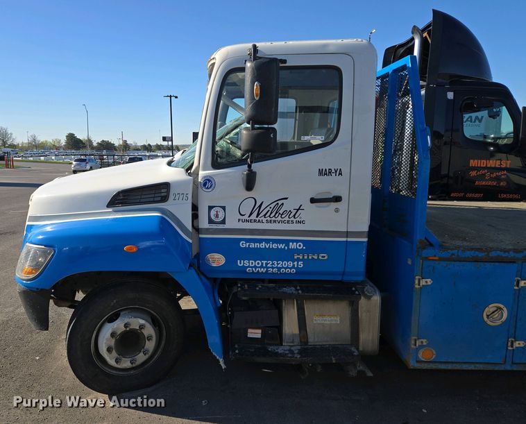 image for item EM7034 2017 Hino   268 flatbed truck