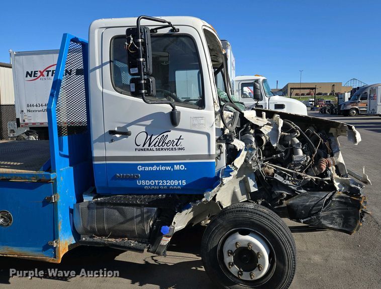 image for item EM7034 2017 Hino   268 flatbed truck