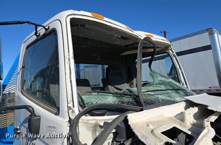 image for item EM7034 2017 Hino   268 flatbed truck