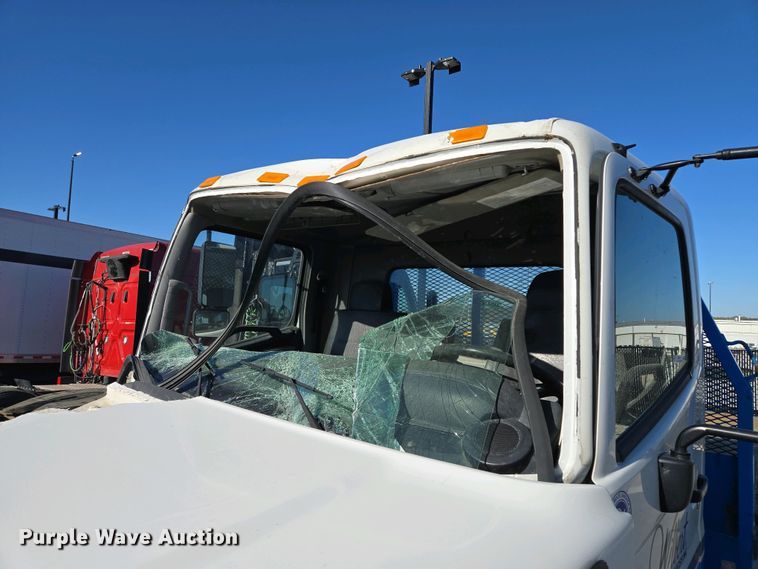 image for item EM7034 2017 Hino   268 flatbed truck