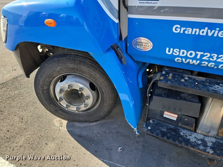 image for item EM7034 2017 Hino   268 flatbed truck