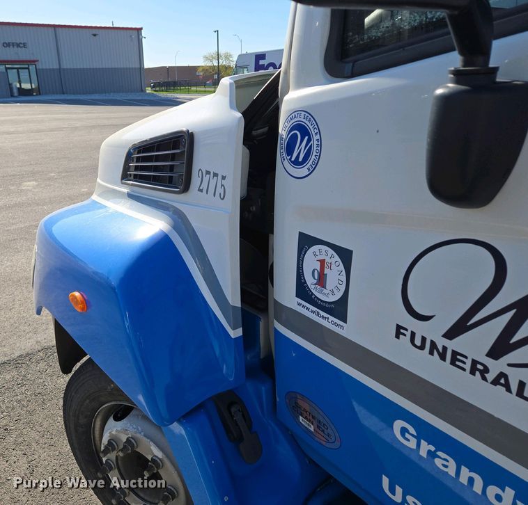 image for item EM7034 2017 Hino   268 flatbed truck