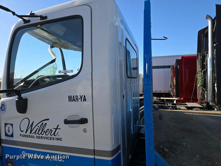 image for item EM7034 2017 Hino   268 flatbed truck