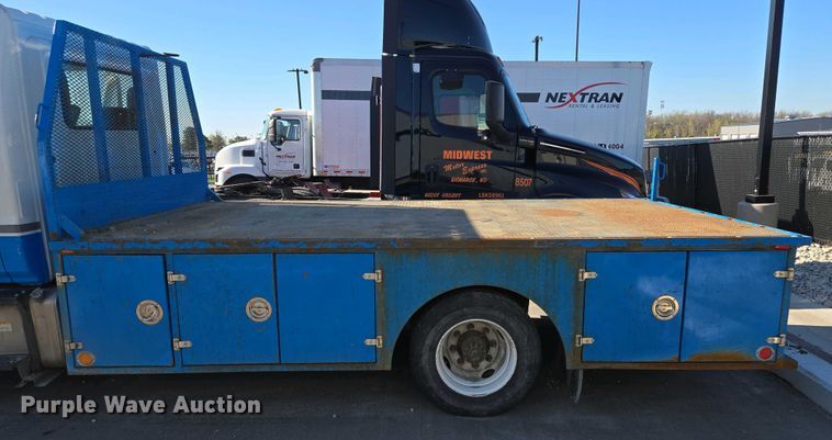 image for item EM7034 2017 Hino   268 flatbed truck