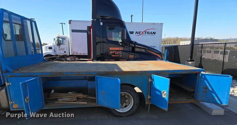 image for item EM7034 2017 Hino   268 flatbed truck
