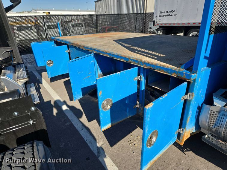 image for item EM7034 2017 Hino   268 flatbed truck