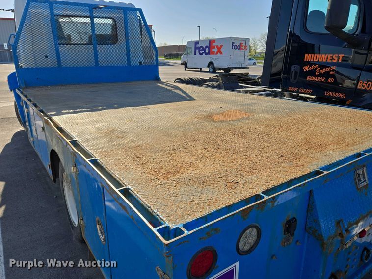 image for item EM7034 2017 Hino   268 flatbed truck