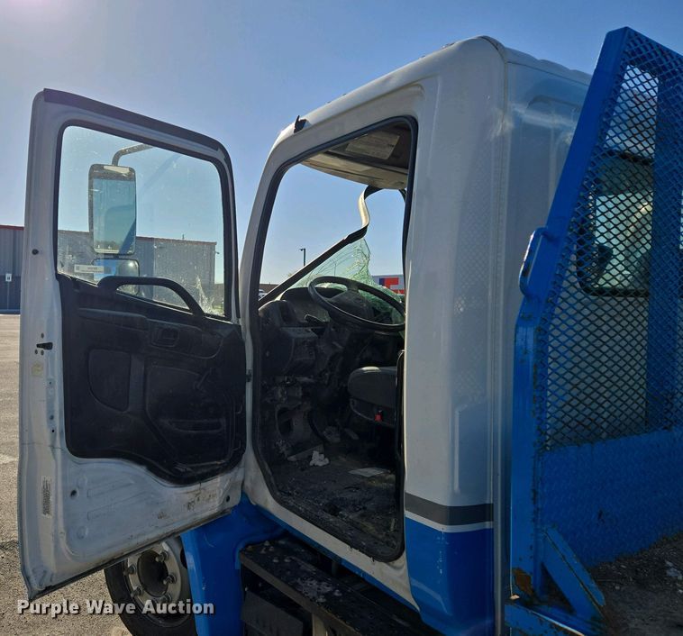 image for item EM7034 2017 Hino   268 flatbed truck