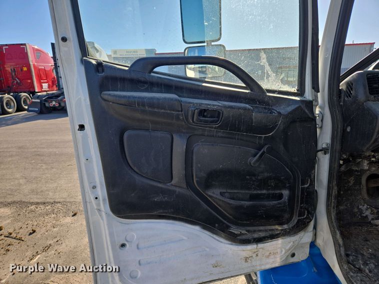 image for item EM7034 2017 Hino   268 flatbed truck