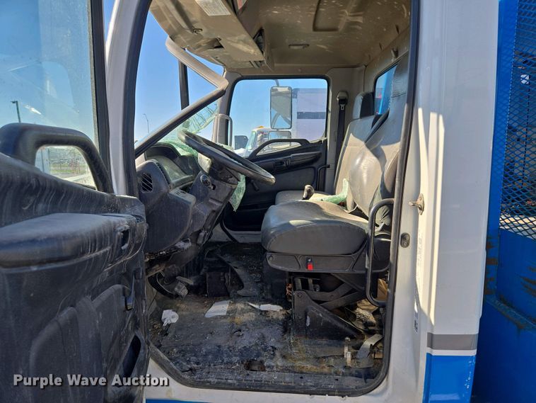 image for item EM7034 2017 Hino   268 flatbed truck