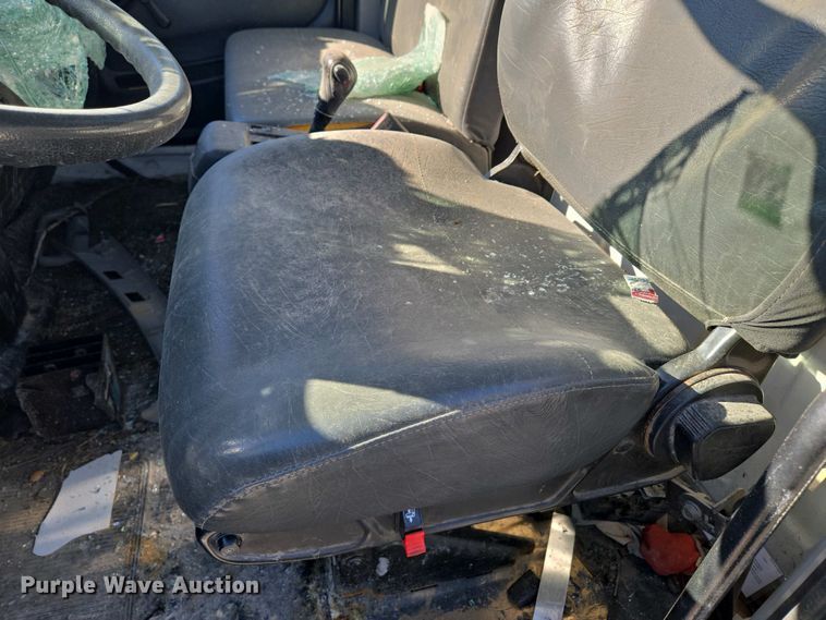 image for item EM7034 2017 Hino   268 flatbed truck