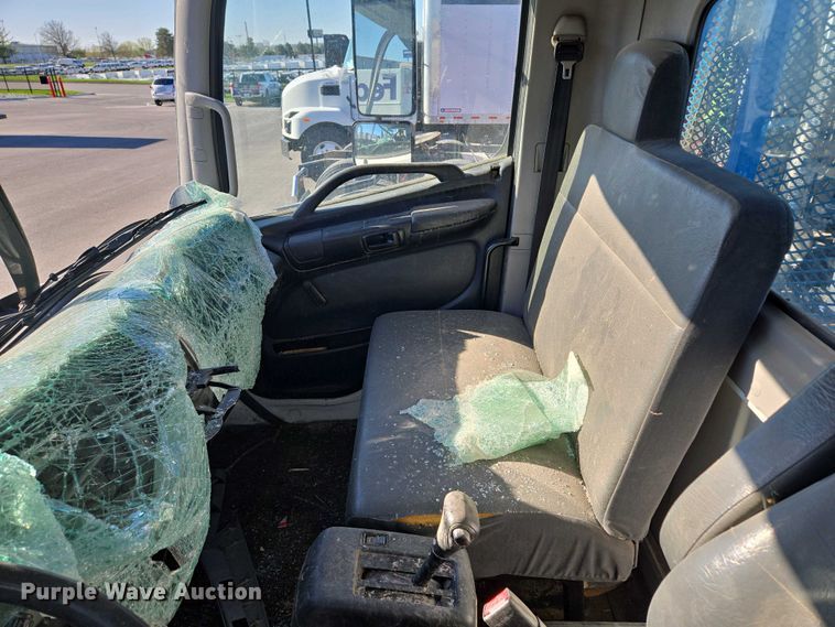 image for item EM7034 2017 Hino   268 flatbed truck