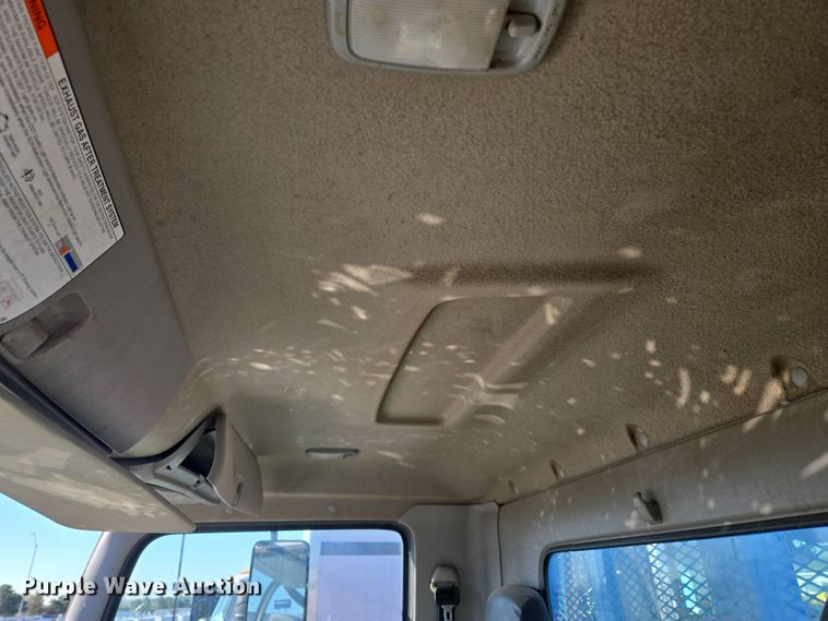 image for item EM7034 2017 Hino   268 flatbed truck