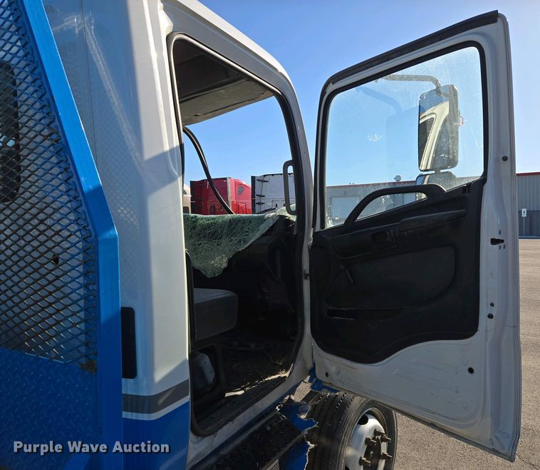 image for item EM7034 2017 Hino   268 flatbed truck