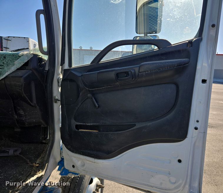 image for item EM7034 2017 Hino   268 flatbed truck