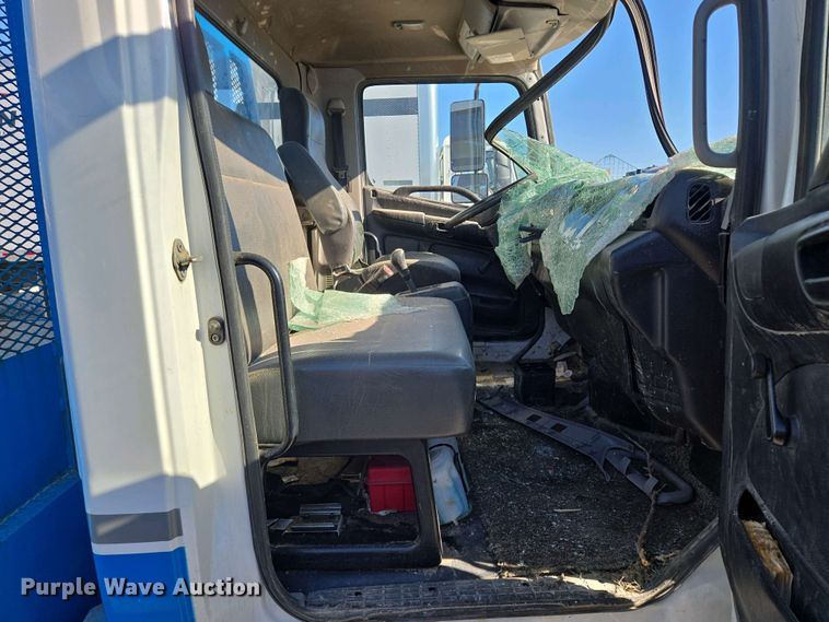 image for item EM7034 2017 Hino   268 flatbed truck