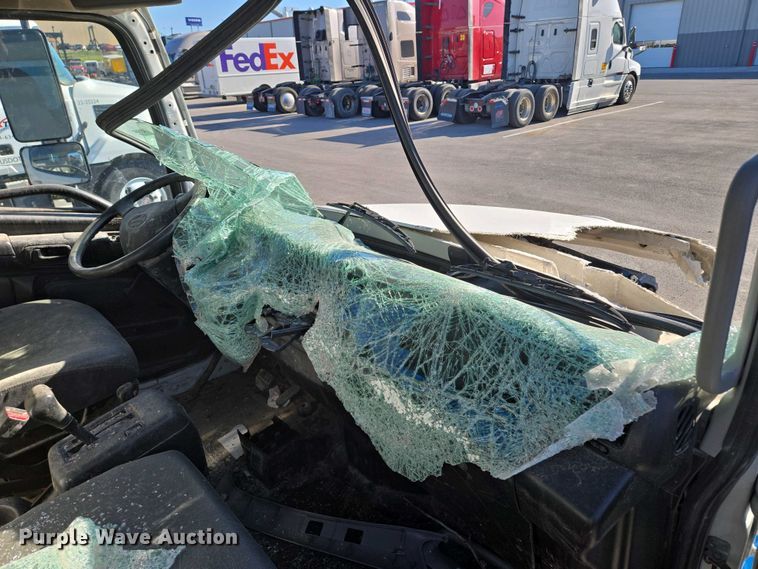 image for item EM7034 2017 Hino   268 flatbed truck