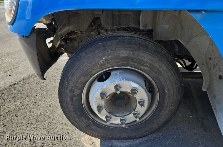 image for item EM7034 2017 Hino   268 flatbed truck