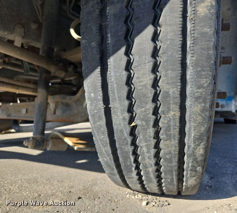 image for item EM7034 2017 Hino   268 flatbed truck