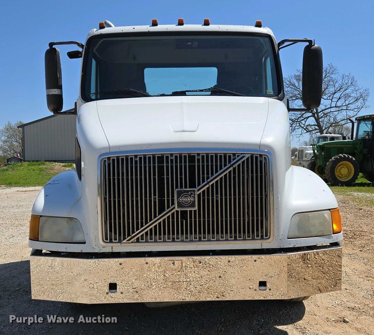 image for item EN3561 2001 Volvo VNM semi truck
