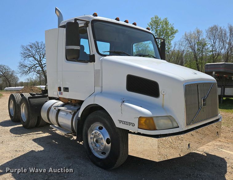 image for item EN3561 2001 Volvo VNM semi truck