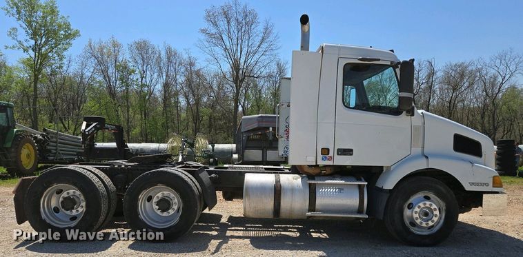 image for item EN3561 2001 Volvo VNM semi truck