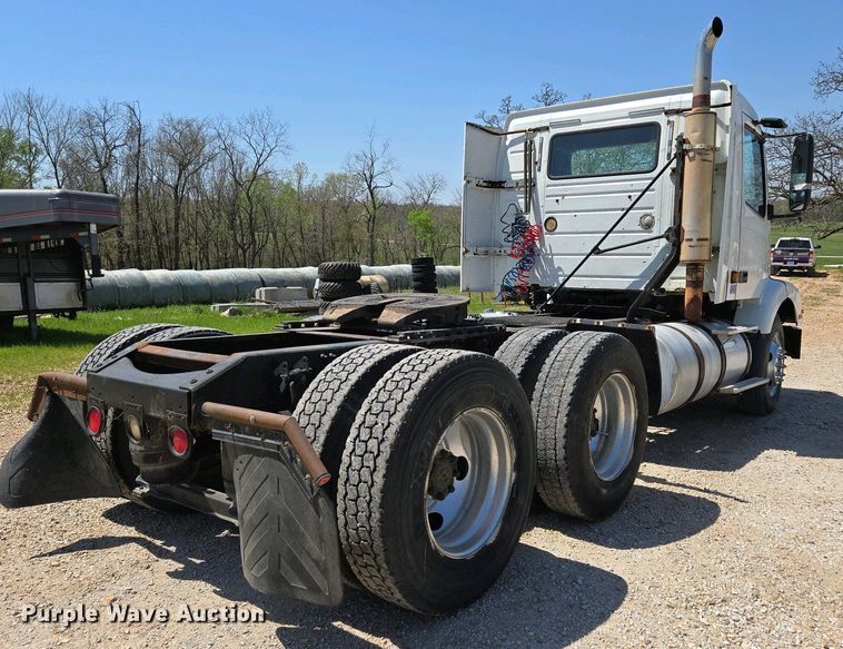 image for item EN3561 2001 Volvo VNM semi truck