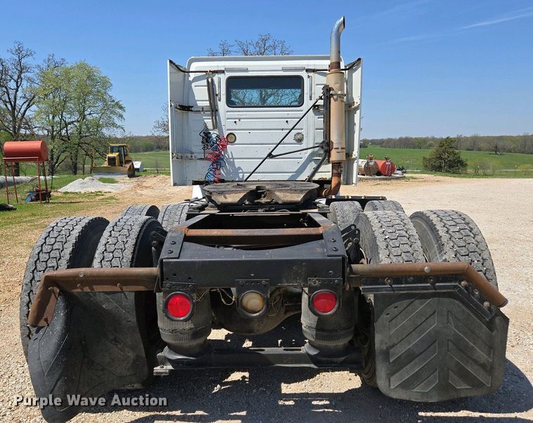 image for item EN3561 2001 Volvo VNM semi truck