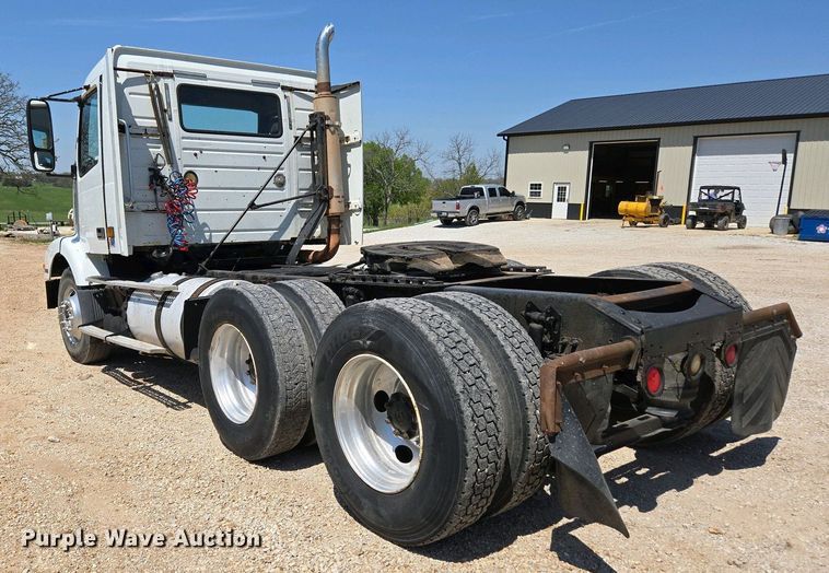 image for item EN3561 2001 Volvo VNM semi truck