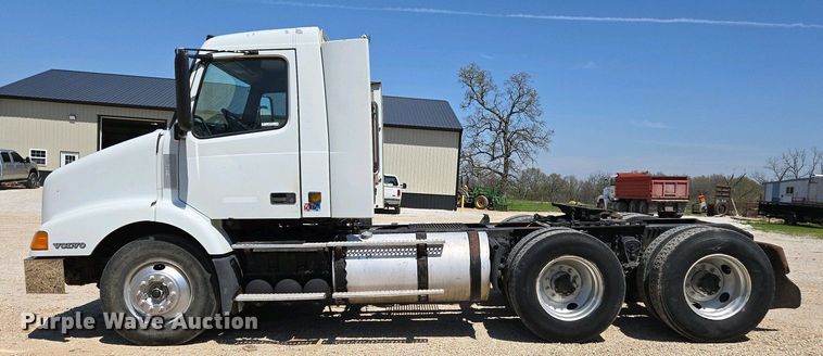 image for item EN3561 2001 Volvo VNM semi truck