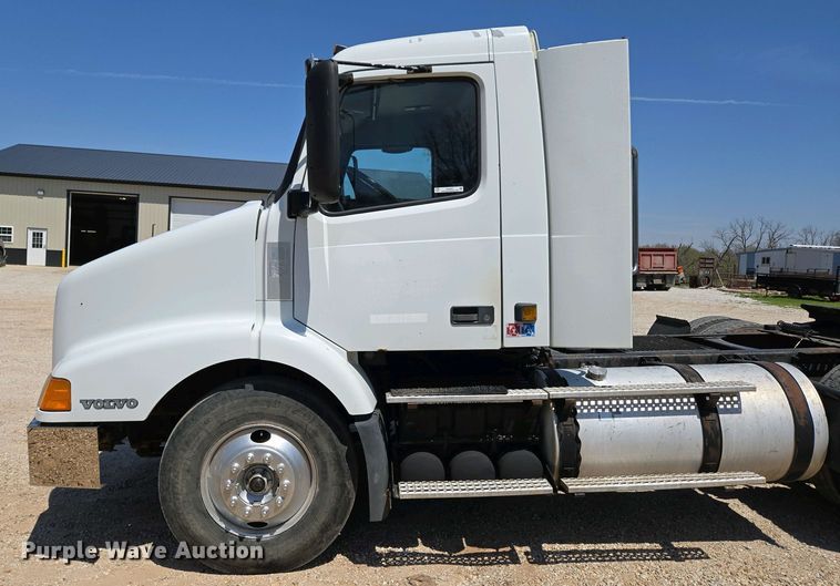 image for item EN3561 2001 Volvo VNM semi truck