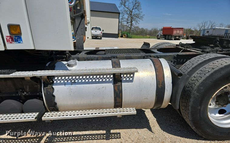 image for item EN3561 2001 Volvo VNM semi truck