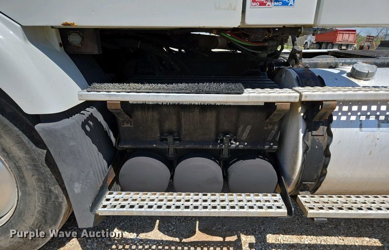 image for item EN3561 2001 Volvo VNM semi truck