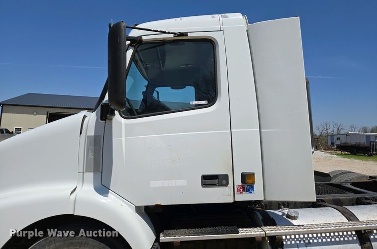 image for item EN3561 2001 Volvo VNM semi truck