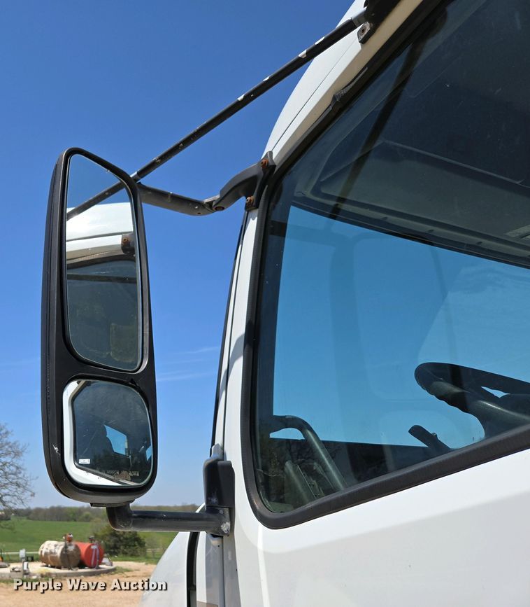 image for item EN3561 2001 Volvo VNM semi truck