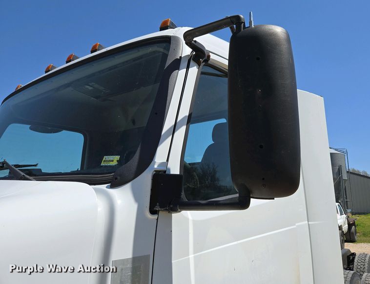 image for item EN3561 2001 Volvo VNM semi truck