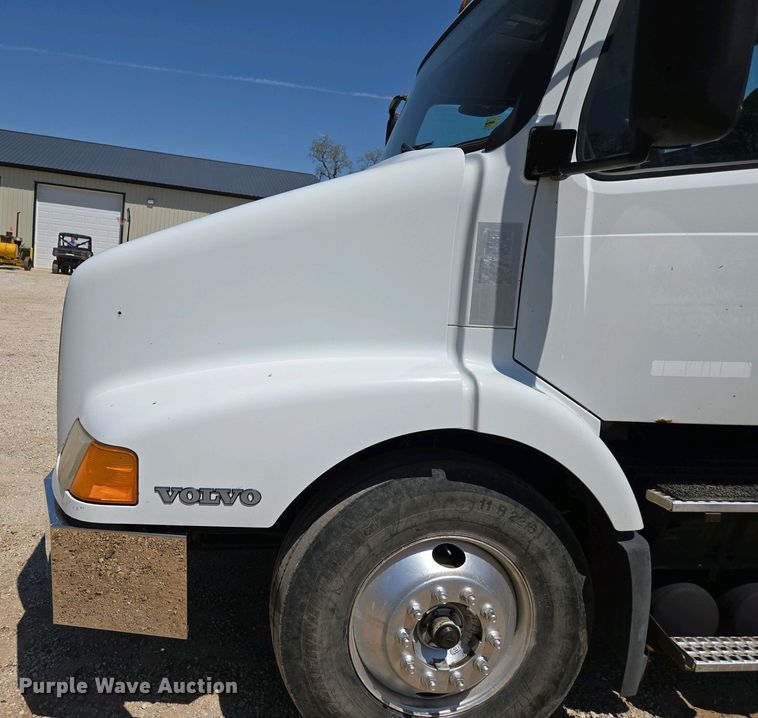 image for item EN3561 2001 Volvo VNM semi truck