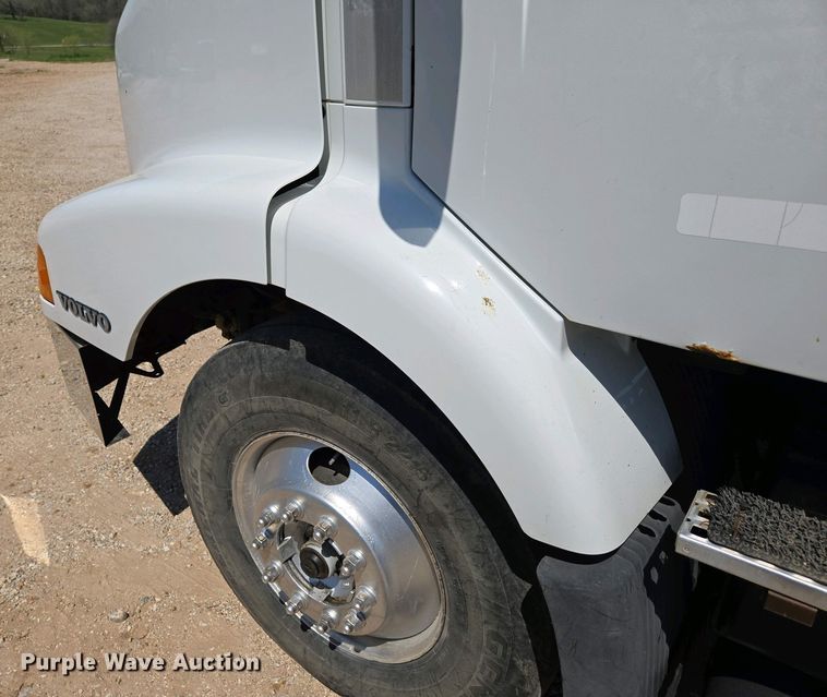 image for item EN3561 2001 Volvo VNM semi truck