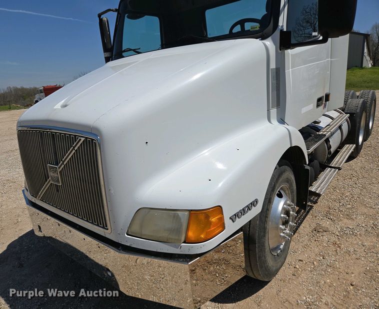 image for item EN3561 2001 Volvo VNM semi truck