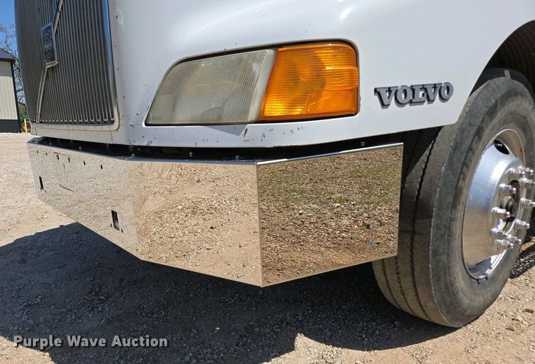 image for item EN3561 2001 Volvo VNM semi truck