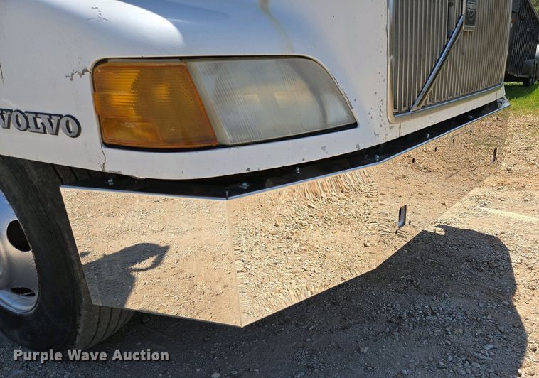 image for item EN3561 2001 Volvo VNM semi truck