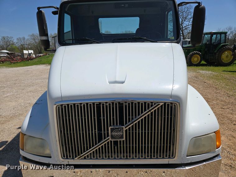 image for item EN3561 2001 Volvo VNM semi truck