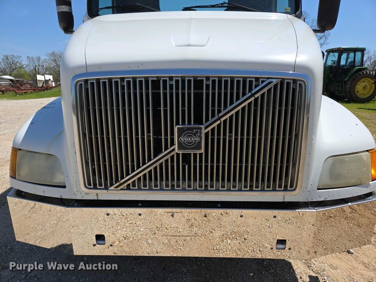 image for item EN3561 2001 Volvo VNM semi truck