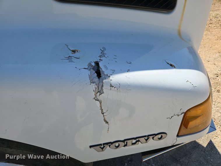 image for item EN3561 2001 Volvo VNM semi truck