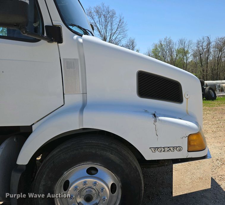 image for item EN3561 2001 Volvo VNM semi truck