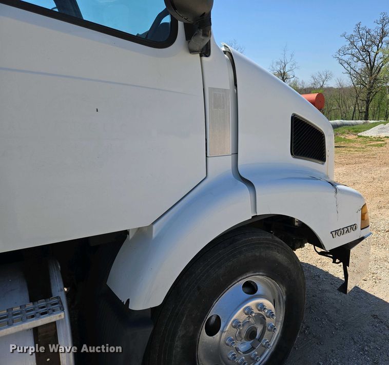 image for item EN3561 2001 Volvo VNM semi truck