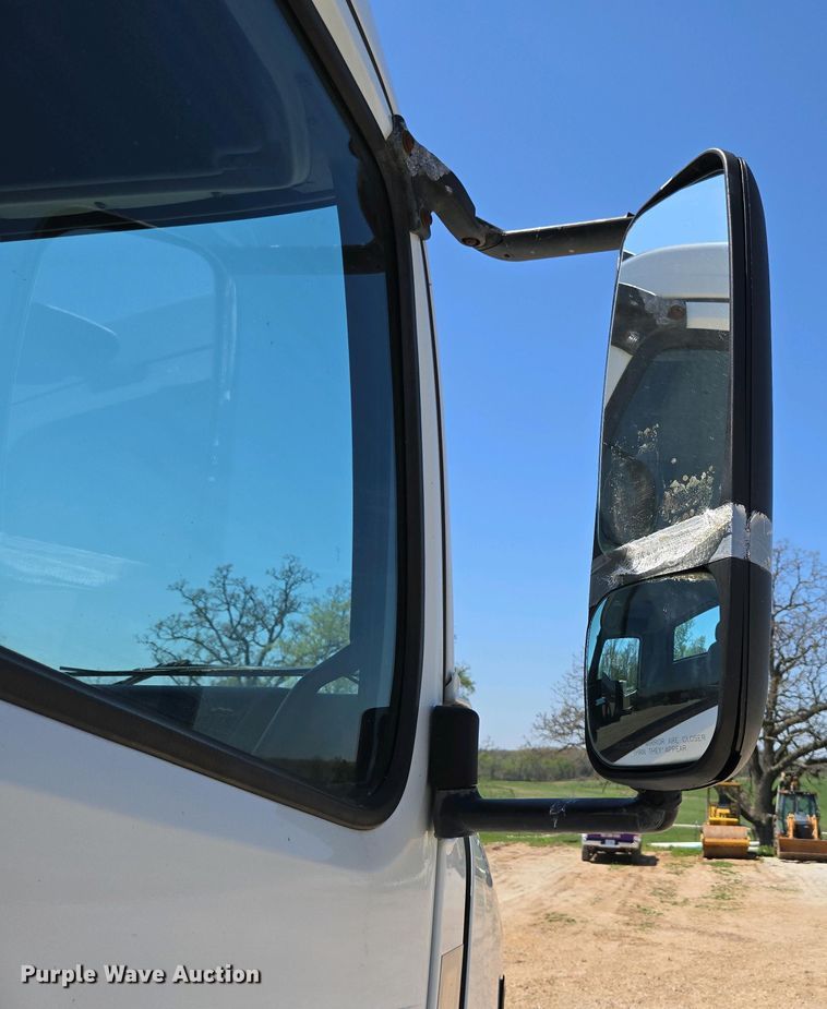 image for item EN3561 2001 Volvo VNM semi truck