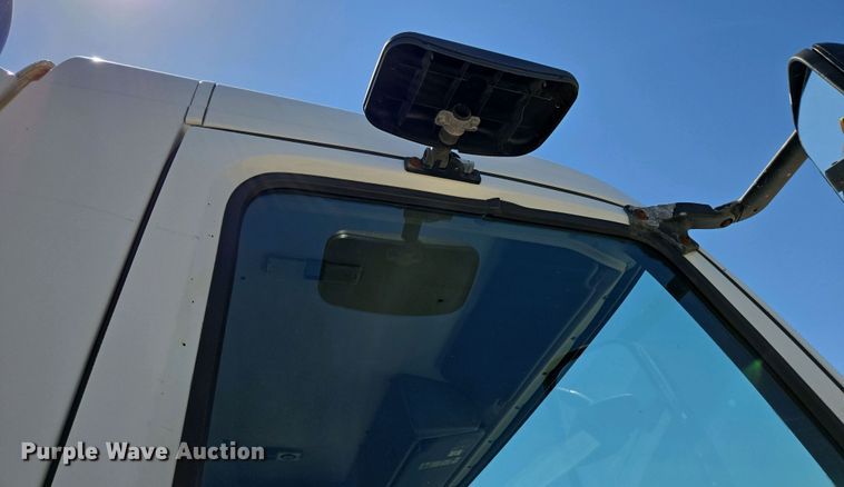 image for item EN3561 2001 Volvo VNM semi truck